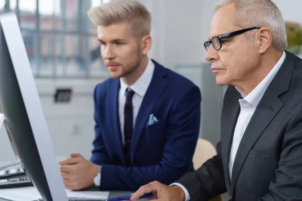 Dos hombres de negocios trabajando juntos — Foto de Stock