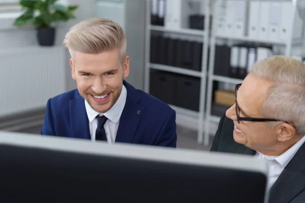 Dos hombres de negocios trabajando juntos — Foto de Stock