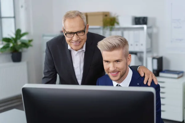 Dos hombres de negocios trabajando juntos — Foto de Stock