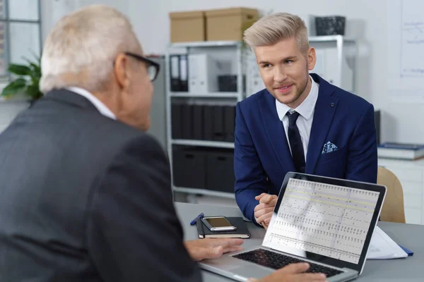 Dos hombres de negocios trabajando juntos — Foto de Stock