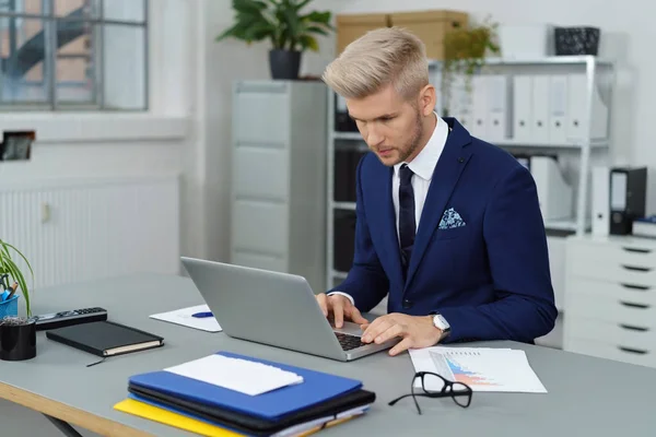 Hombre guapo en traje azul —  Fotos de Stock