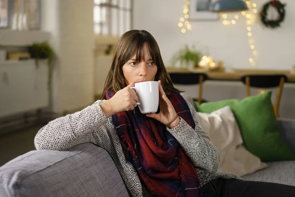 Brunette woman enjoying cup of tea — Stock Photo, Image