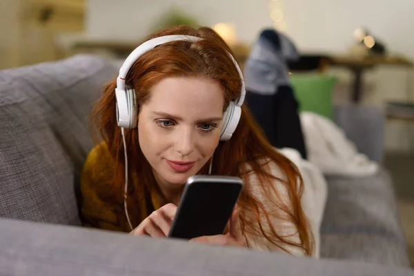 Жінка слухає музику по телефону — стокове фото
