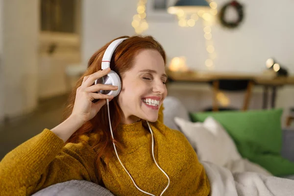 Gülümseyen kadın müzik dinliyor. — Stok fotoğraf