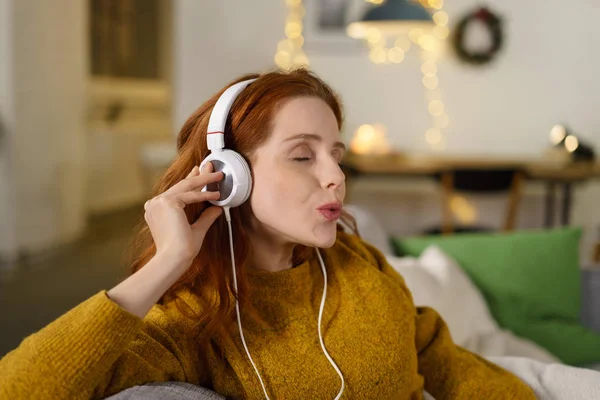 Kvinna avkopplande och lyssna på musik — Stockfoto