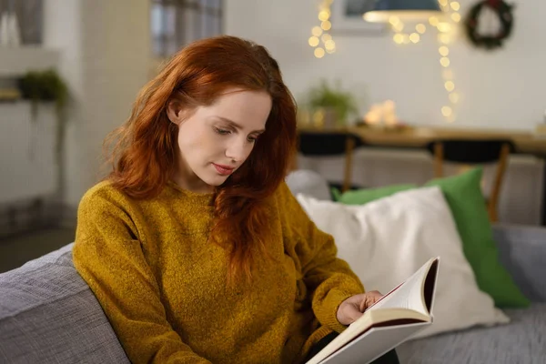 Rödhårig kvinna läsebok — Stockfoto
