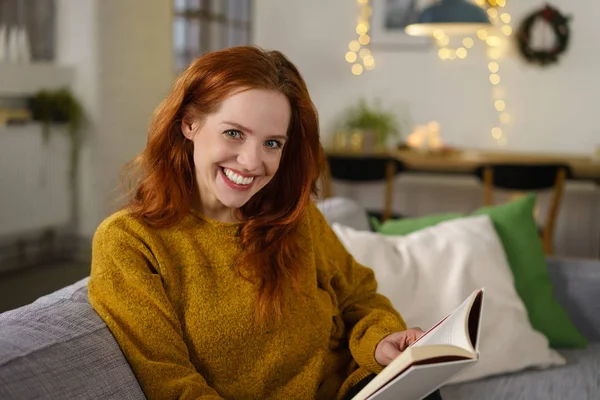 Woman with warm friendly smile — Stock Photo, Image