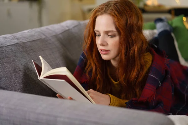여자가 휴식을 취하고 책을 읽다 — 스톡 사진