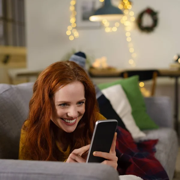 Feliz mujer escribiendo mensaje — Foto de Stock