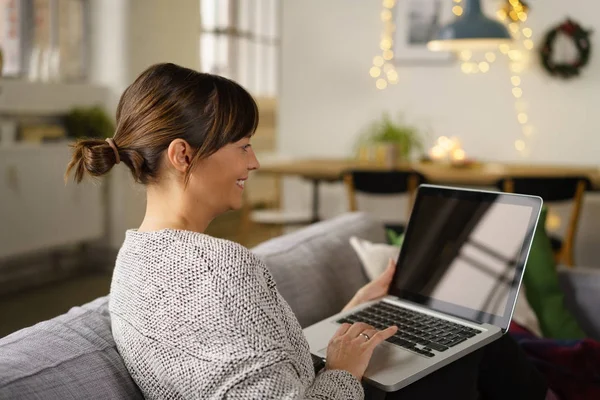 Mujer navegar por Internet con el ordenador portátil — Foto de Stock