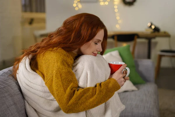 Mujer disfrutando de la taza de té — Foto de Stock