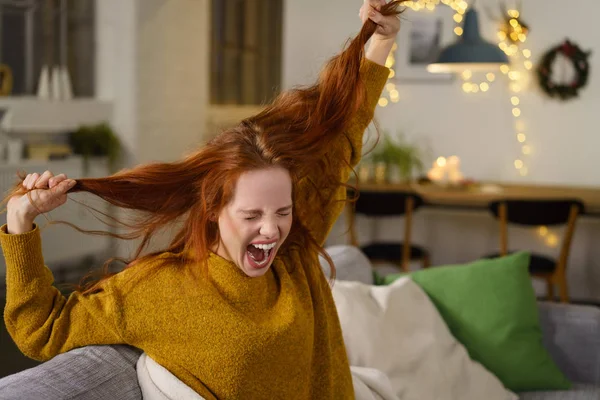 Kvinnan skrek och drar hennes hår — Stockfoto