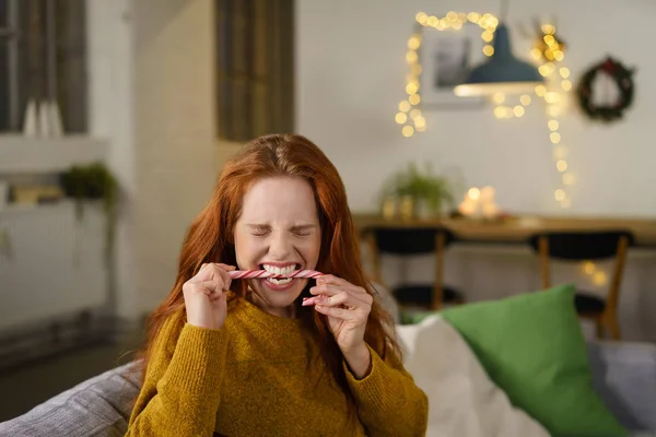 Žena kousání slavnostní cukrové třtiny — Stock fotografie