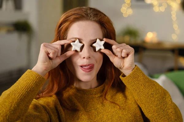 目にクリスマス クッキーを保持している女性 — ストック写真