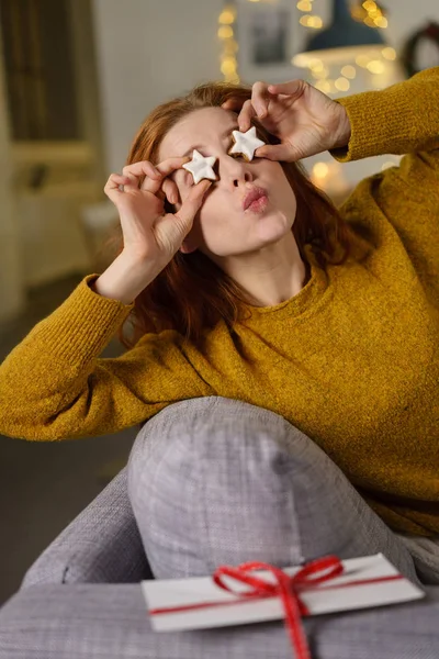 Frau hält Weihnachtskekse auf Augen — Stockfoto