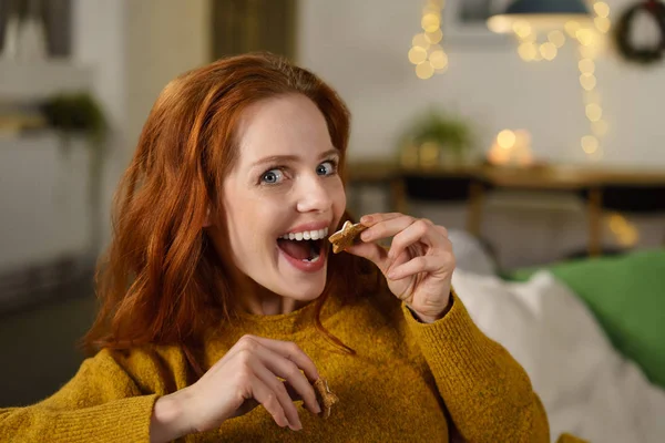 Mujer comiendo galletas de Navidad — Foto de Stock