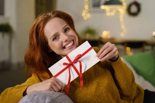 Mujer sosteniendo sobre de regalo —  Fotos de Stock