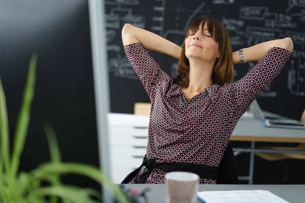 Geschäftsfrau entspannt sich im Büro — Stockfoto