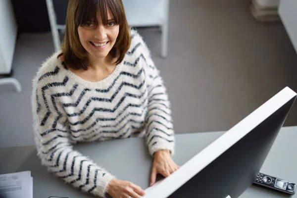 Zakenvrouw werkt op computer — Stockfoto