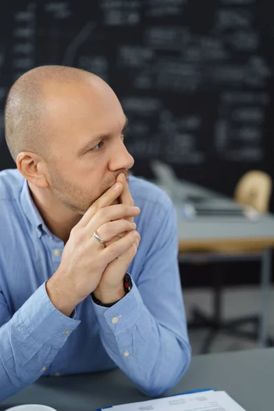 Nadenkend zakenman kijken op iets — Stockfoto