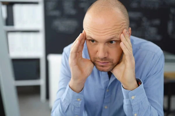 Hombre de negocios con dolor de cabeza sosteniendo la cabeza — Foto de Stock