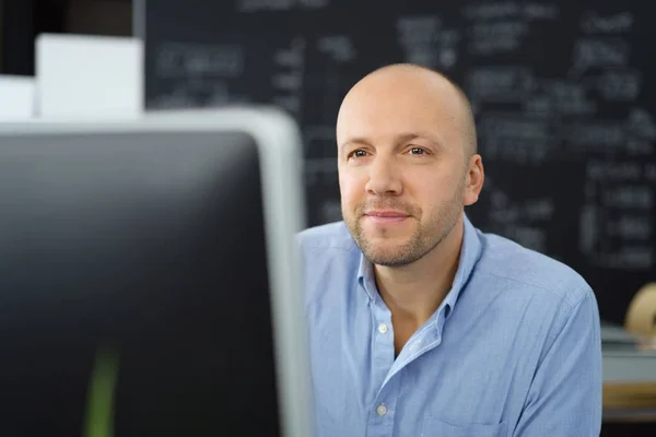 Hombre de negocios con expresión positiva — Foto de Stock