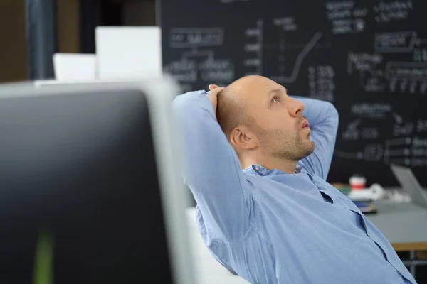 Succesvolle zakenman ontspannen op kantoor — Stockfoto
