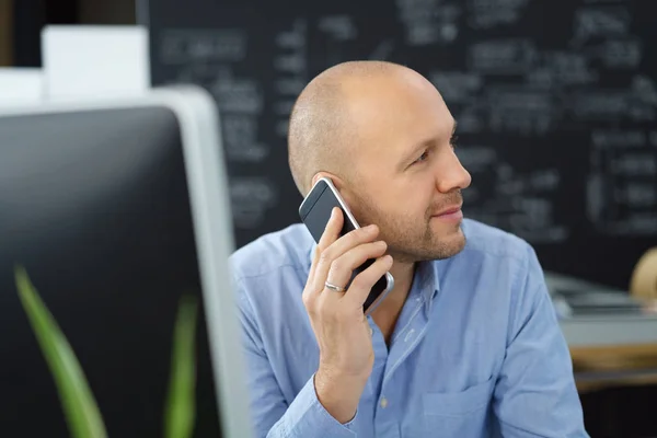 Chatten op mobiele zakenman — Stockfoto