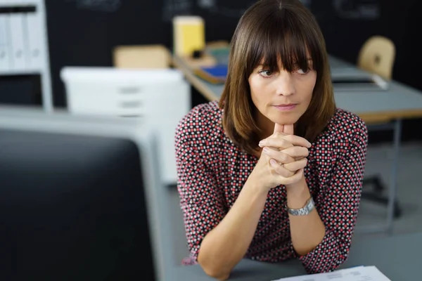 Invidiosa donna d'affari che guarda il collega — Foto Stock