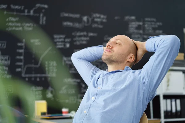 Geschäftsmann nutzt Moment, um Stress abzubauen — Stockfoto