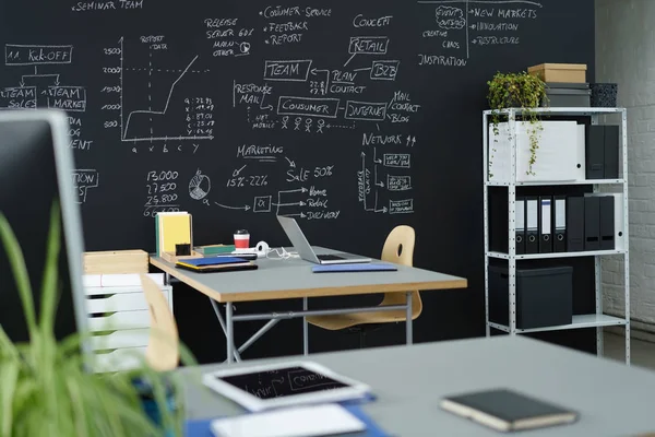 Modernes Büro mit schwarzer Wand — Stockfoto