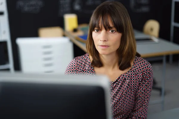 Intensive Geschäftsfrau arbeitet mit Computer — Stockfoto