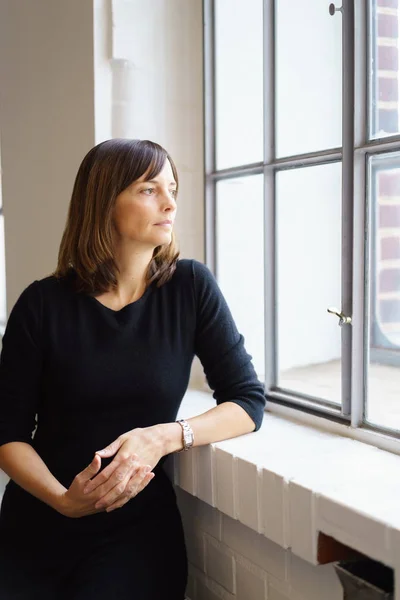 Attraktive Frau tief in Gedanken — Stockfoto