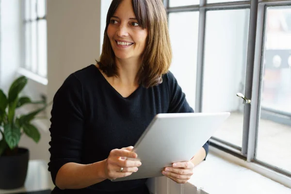 Femme travaillant avec une tablette — Photo