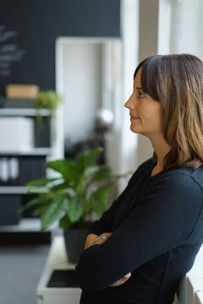 Mujer reflexiva relajante — Foto de Stock