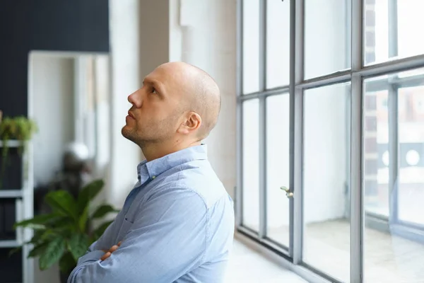 Affärsman som försöker lösa problemet — Stockfoto