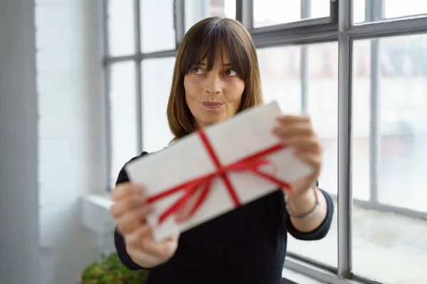 Vrouw bedrijf feestelijke envelop — Stockfoto