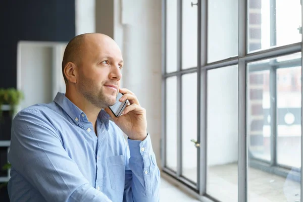 Vonzó férfi, hallgató-hoz hív-ra telefon — Stock Fotó