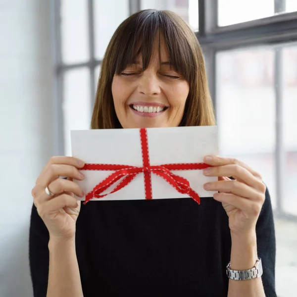 Mulher segurando envelope festivo — Fotografia de Stock