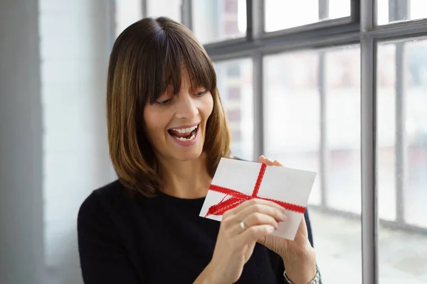 Vrouw bedrijf feestelijke envelop — Stockfoto