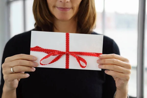 Mulher segurando envelope festivo — Fotografia de Stock