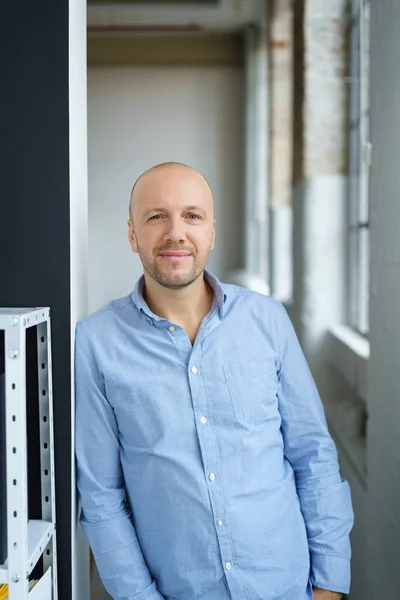 Sonriente hombre de negocios de pie oficina — Foto de Stock