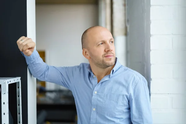 Thoughtful man leaning against wall — Stock Photo, Image
