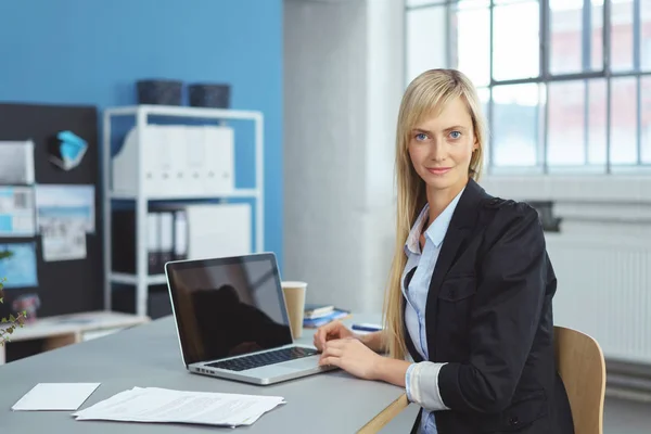 Junge Geschäftsfrau arbeitet in einem modernen Büro — Stockfoto