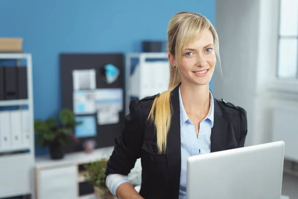 Jolie femme d'affaires avec un doux sourire sincère — Photo