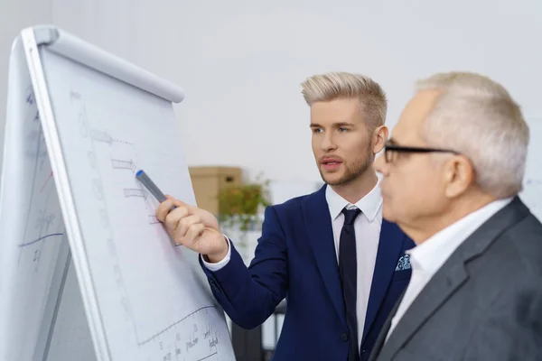 Dos hombres de negocios teniendo una discusión seria — Foto de Stock