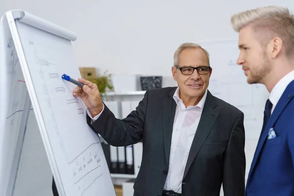 Senior manager in a discussion with a colleague — Stock Photo, Image