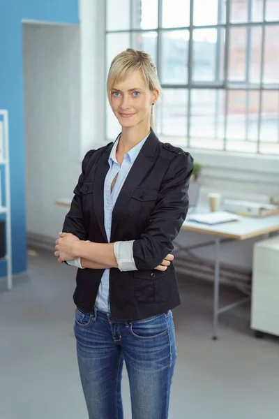 Lange dunne zakenvrouw in informele kleding — Stockfoto