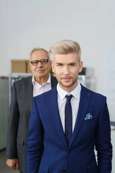 Joven hombre de negocios de moda con gerente senior — Foto de Stock