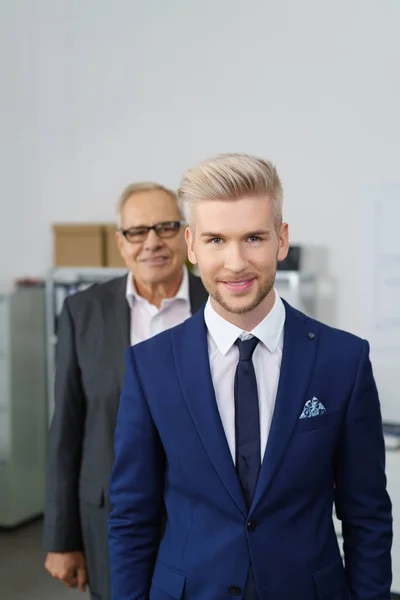 Twee glimlachend zakenpartners in het kantoor — Stockfoto